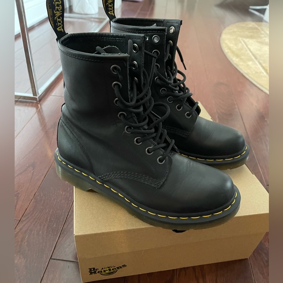Dr Martens 1460 size 7 ladies leather - Picture 2 of 8